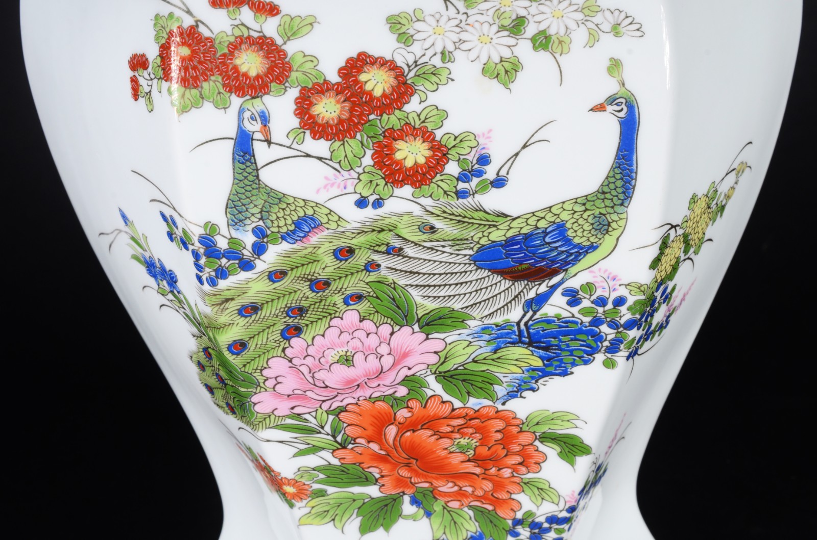 Duas peças, sendo: potiche de porcelana oriental e estatueta de... - foto 3 de 11