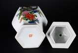 Duas peças, sendo: potiche de porcelana orienta... - Duas peças, sendo: potiche de porcelana oriental e estatueta de porcelana representando urso polar.