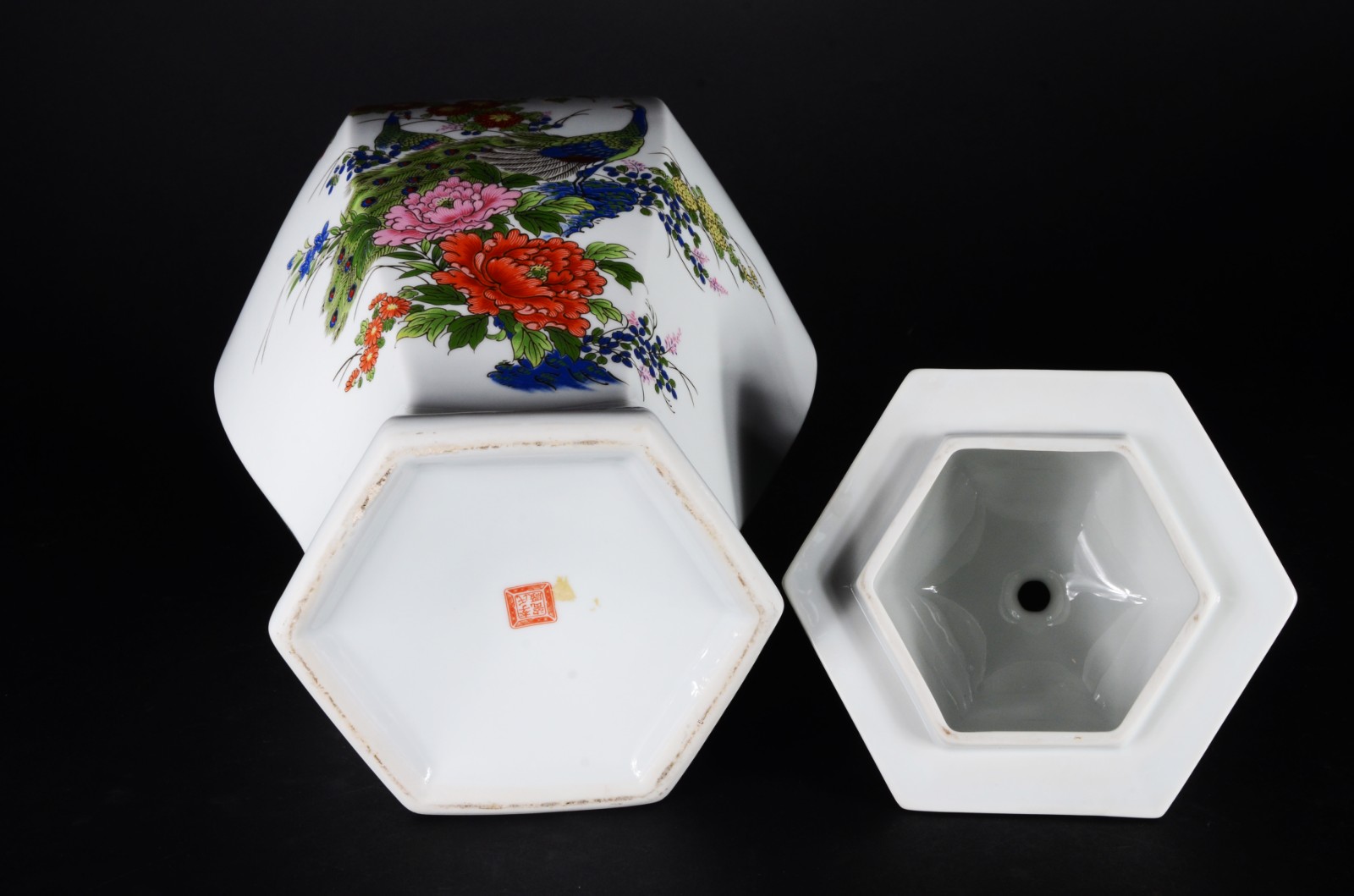 Duas peças, sendo: potiche de porcelana oriental e estatueta de... - foto 6 de 11