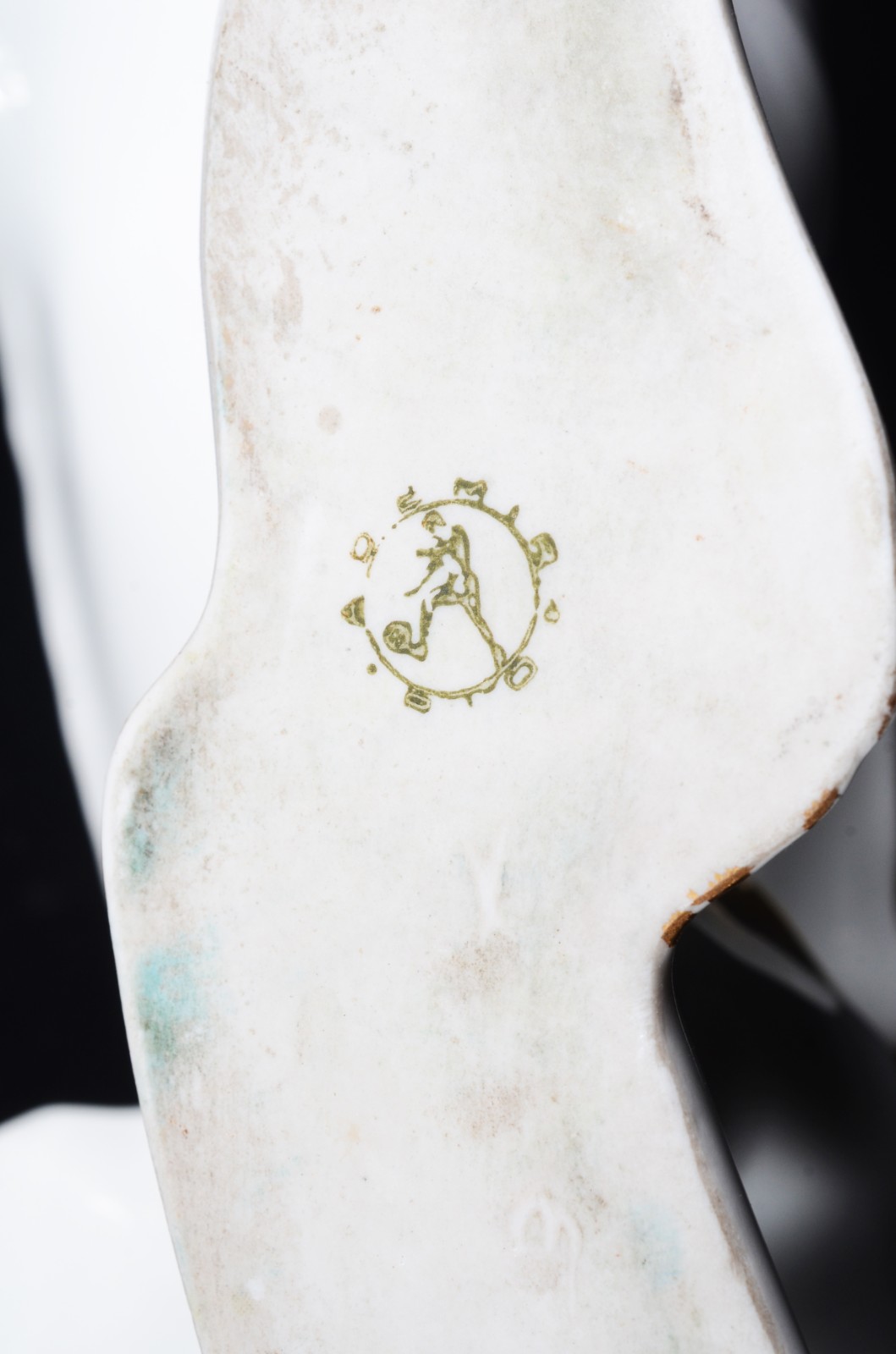 Duas peças, sendo: potiche de porcelana oriental e estatueta de... - foto 11 de 11