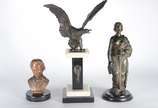 Três estatuetas de metal representando: justiça... - Três estatuetas de metal representando: justiça, águia sobre pedestal e busto de Chopin.