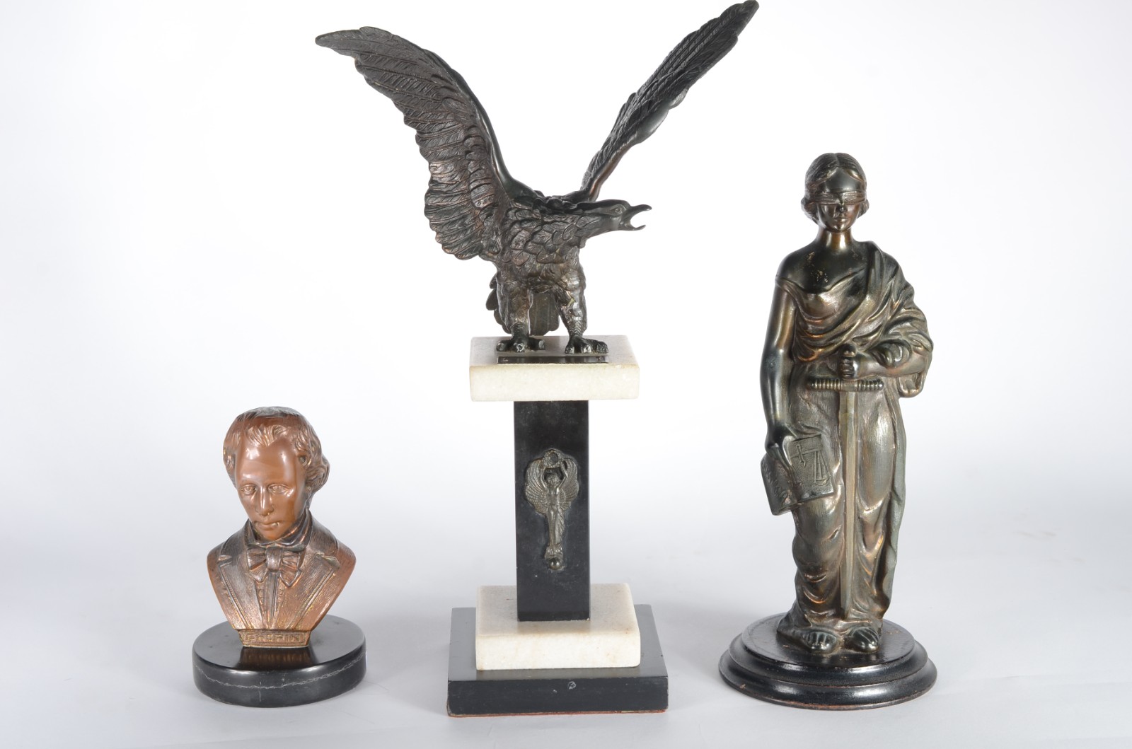 Três estatuetas de metal representando: justiça, águia sobre pedestal... - foto 1 de 8