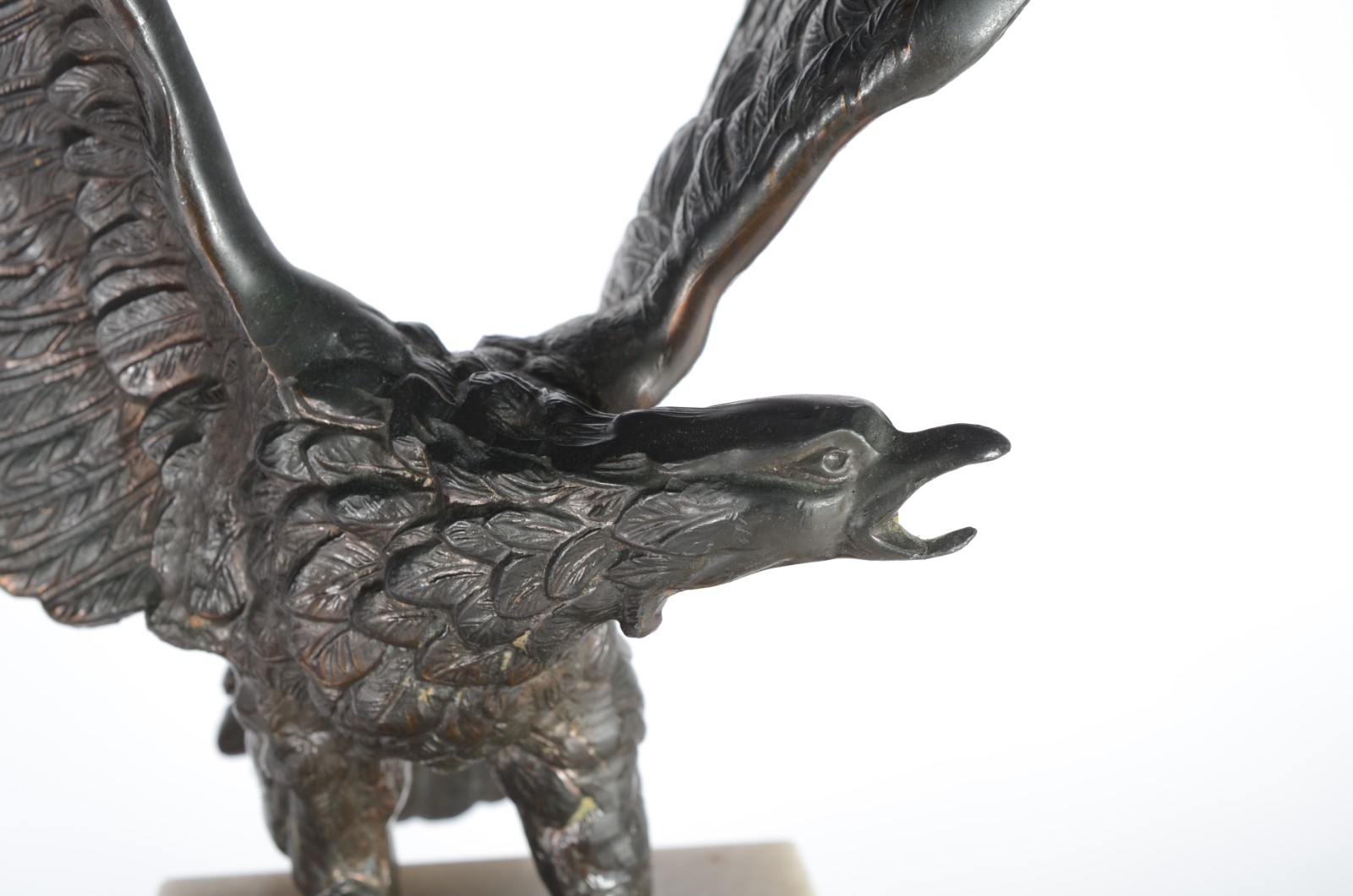 Três estatuetas de metal representando: justiça, águia sobre pedestal... - foto 2 de 8