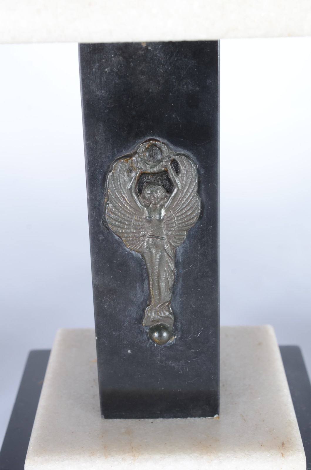 Três estatuetas de metal representando: justiça, águia sobre pedestal... - foto 4 de 8