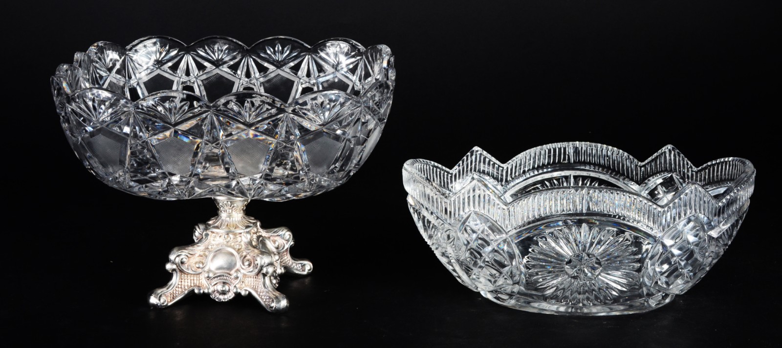 Duas fruteiras de cristal tcheco lapidado, sendo uma delas com base... - foto 1 de 11