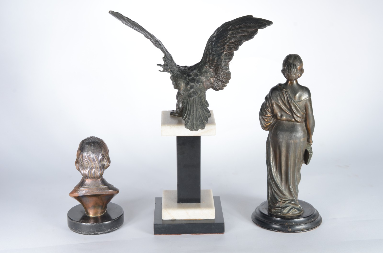Três estatuetas de metal representando: justiça, águia sobre pedestal... - foto 7 de 8