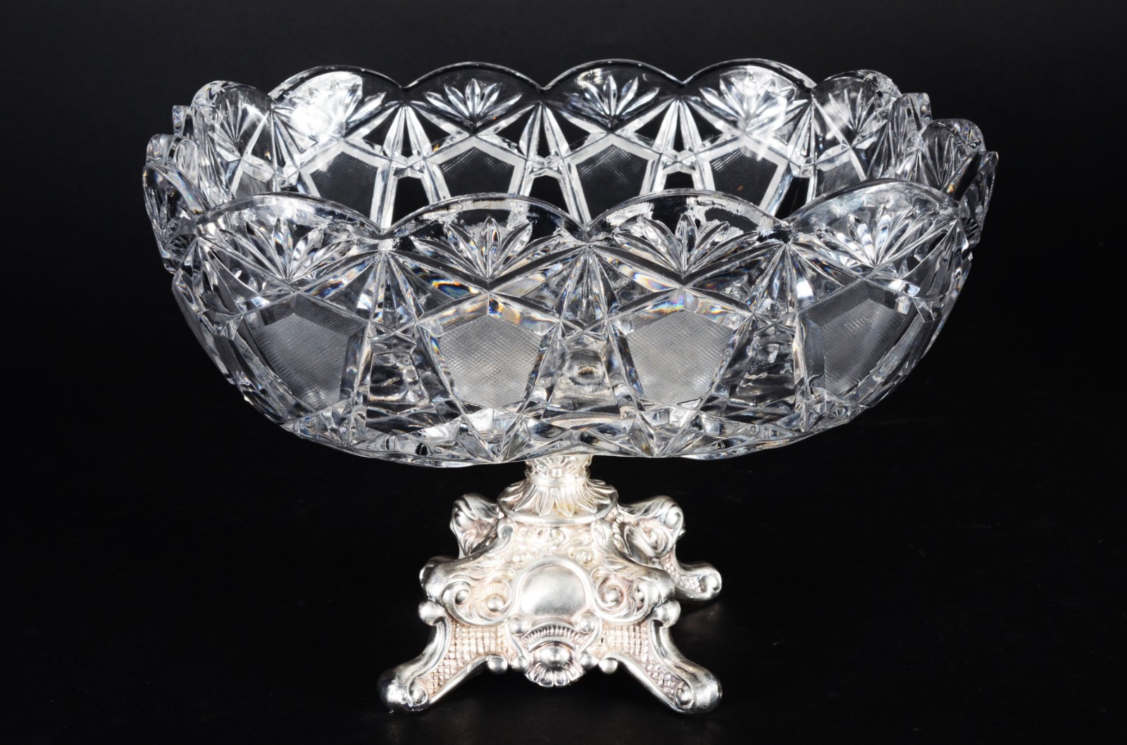 Duas fruteiras de cristal tcheco lapidado, sendo uma delas com base... - foto 2 de 11