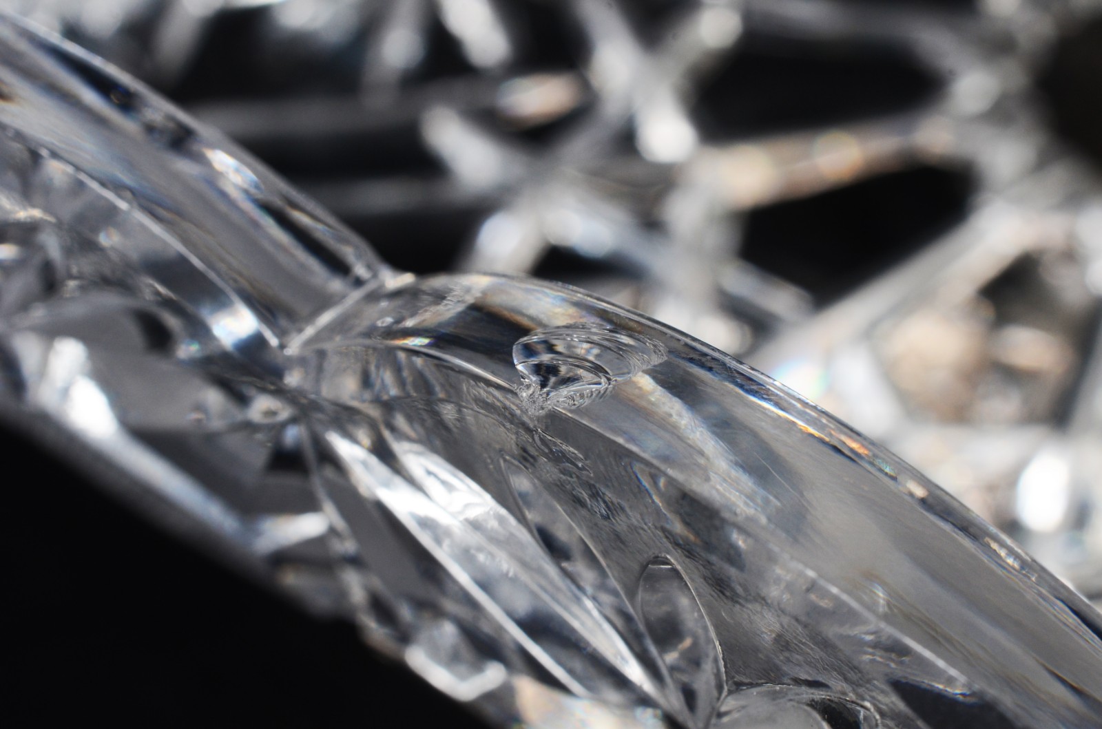 Duas fruteiras de cristal tcheco lapidado, sendo uma delas com base... - foto 5 de 11