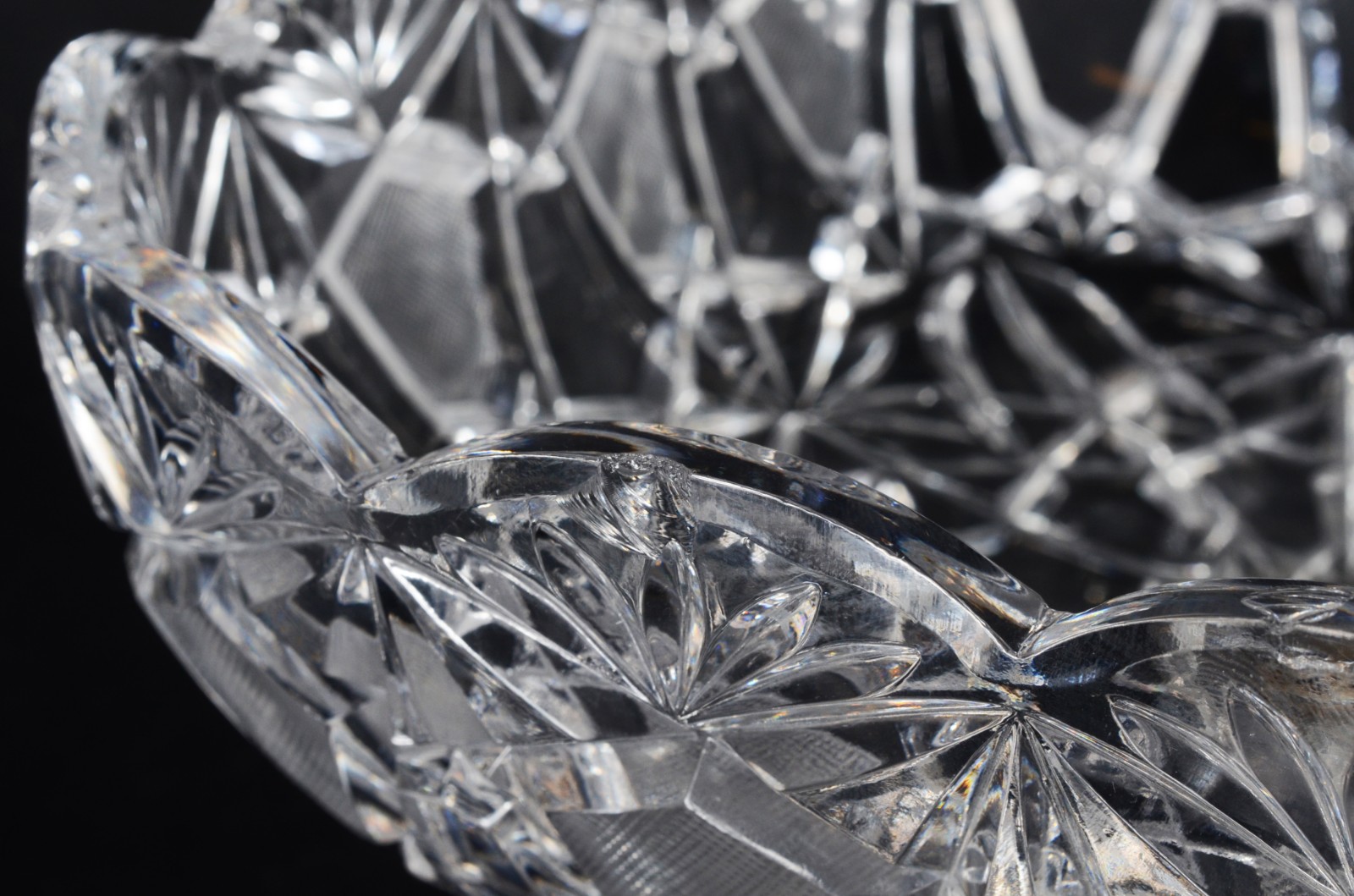 Duas fruteiras de cristal tcheco lapidado, sendo uma delas com base... - foto 6 de 11
