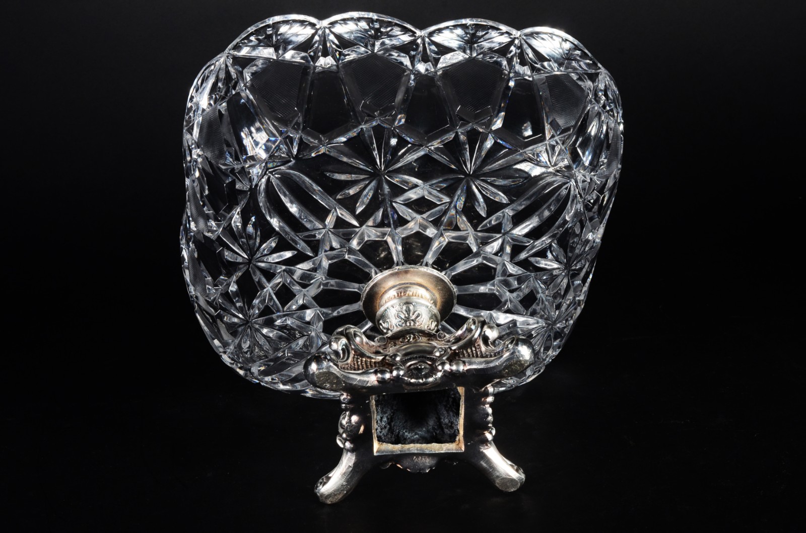Duas fruteiras de cristal tcheco lapidado, sendo uma delas com base... - foto 7 de 11