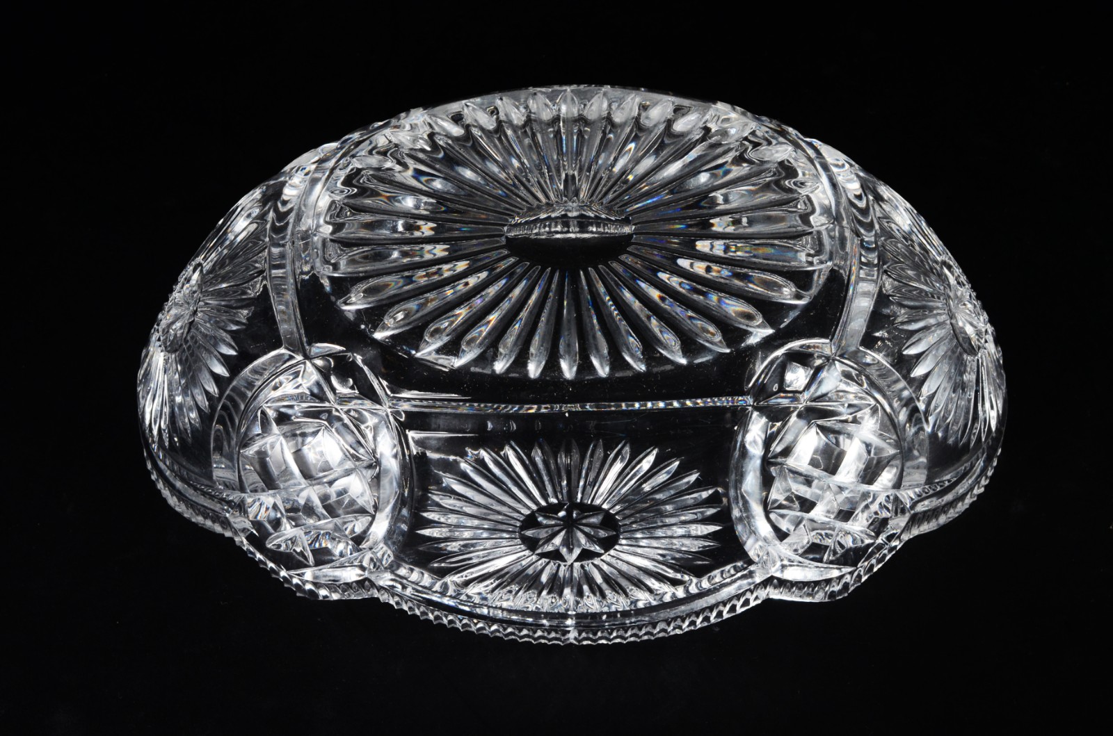 Duas fruteiras de cristal tcheco lapidado, sendo uma delas com base... - foto 10 de 11