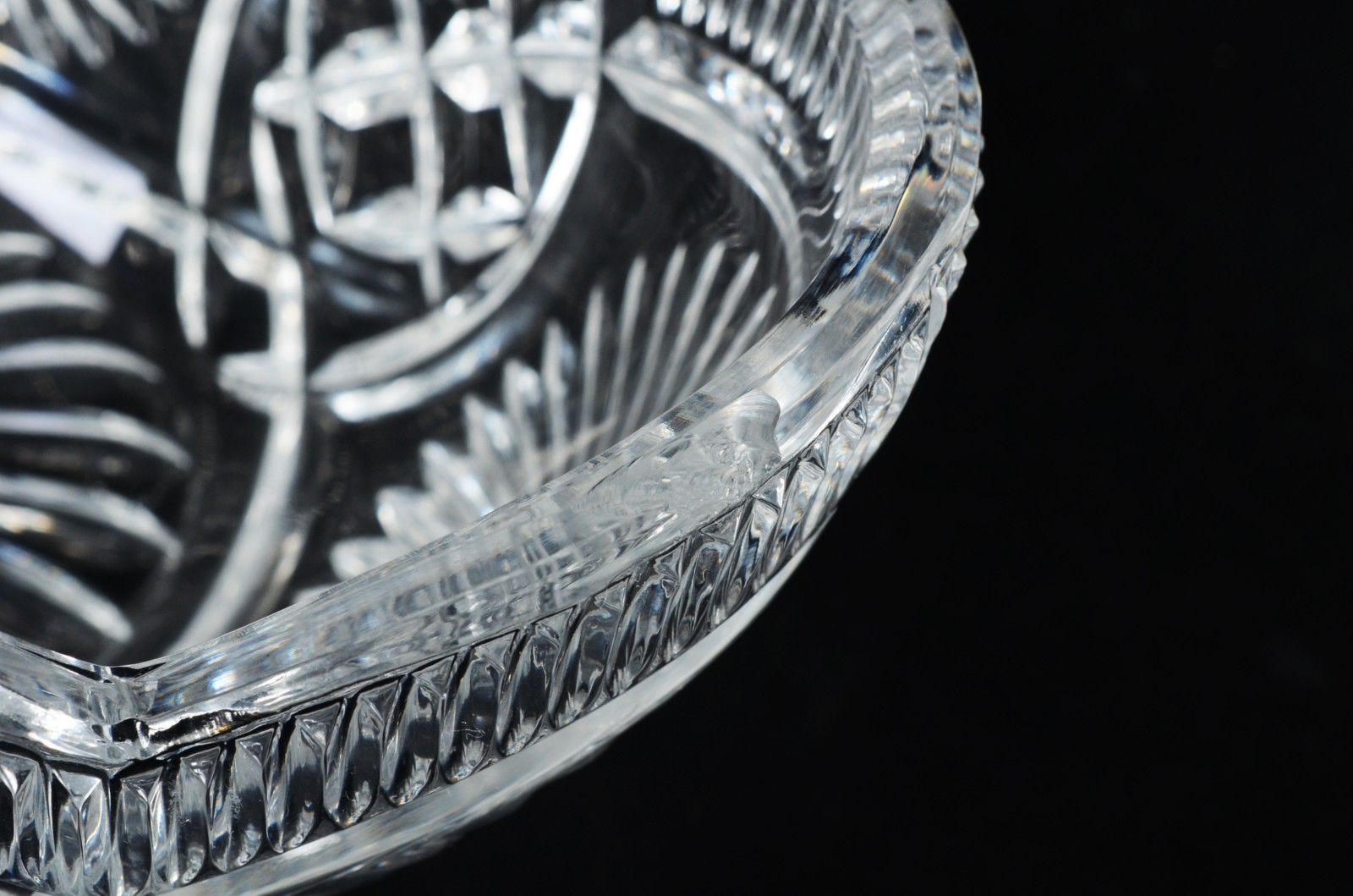 Duas fruteiras de cristal tcheco lapidado, sendo uma delas com base... - foto 11 de 11