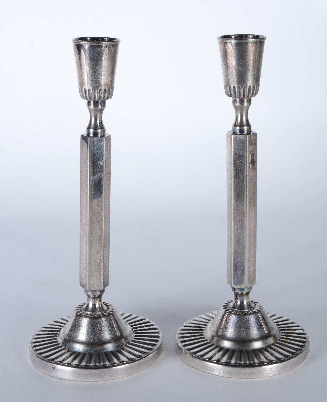 Diversas peças de metal prateado, composto de: 8 taças para sorvete... - foto 7 de 11