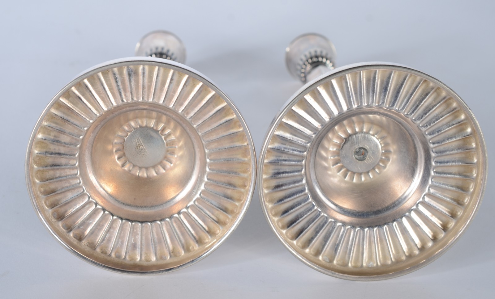 Diversas peças de metal prateado, composto de: 8 taças para sorvete... - foto 8 de 11