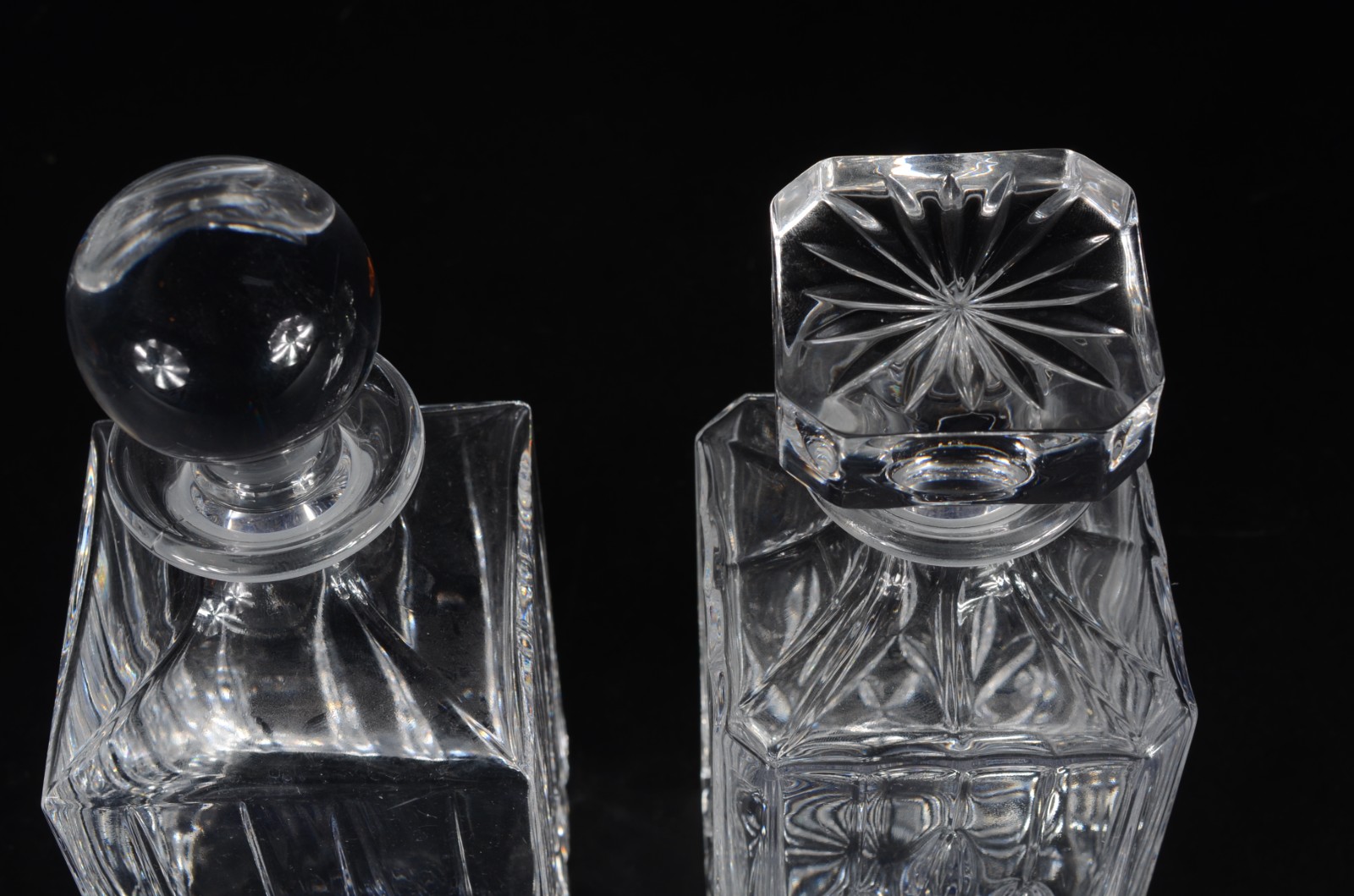 Duas garrafas de cristal europeu lapidado, feitio quadrangular. - foto 2 de 7