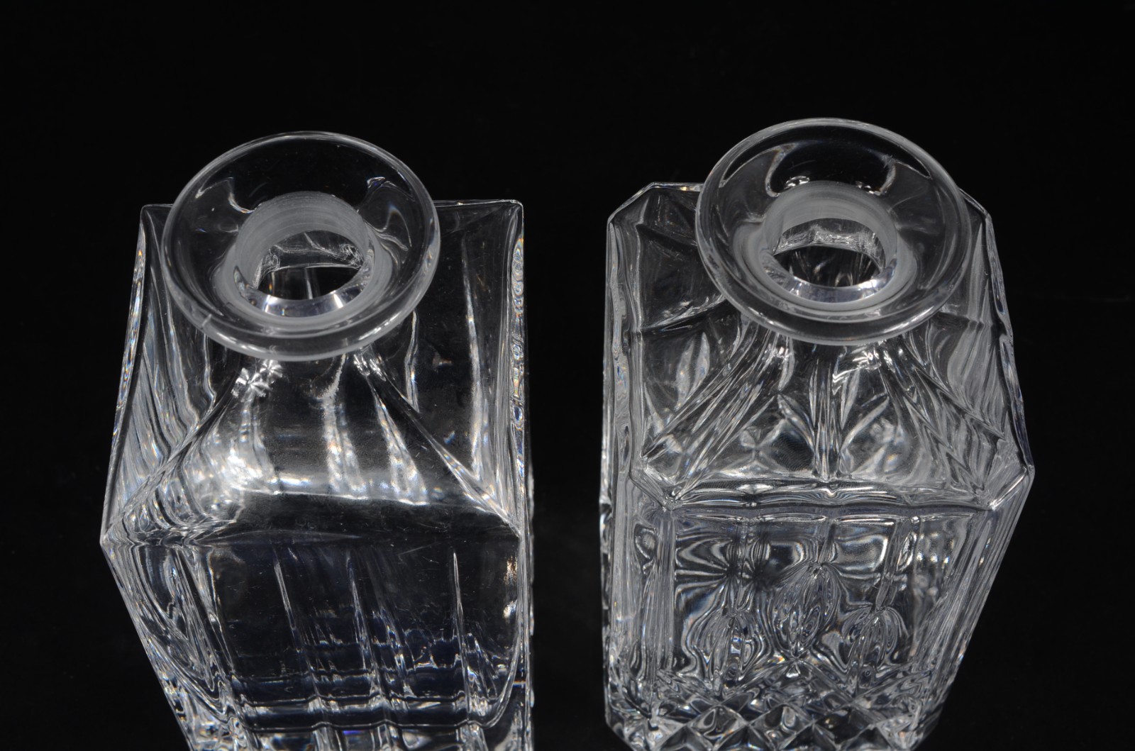 Duas garrafas de cristal europeu lapidado, feitio quadrangular. - foto 4 de 7