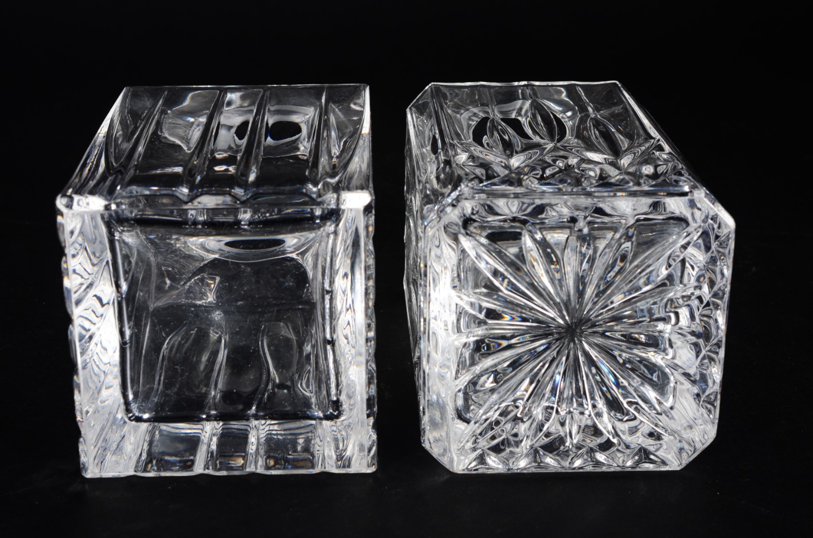 Duas garrafas de cristal europeu lapidado, feitio quadrangular. - foto 7 de 7