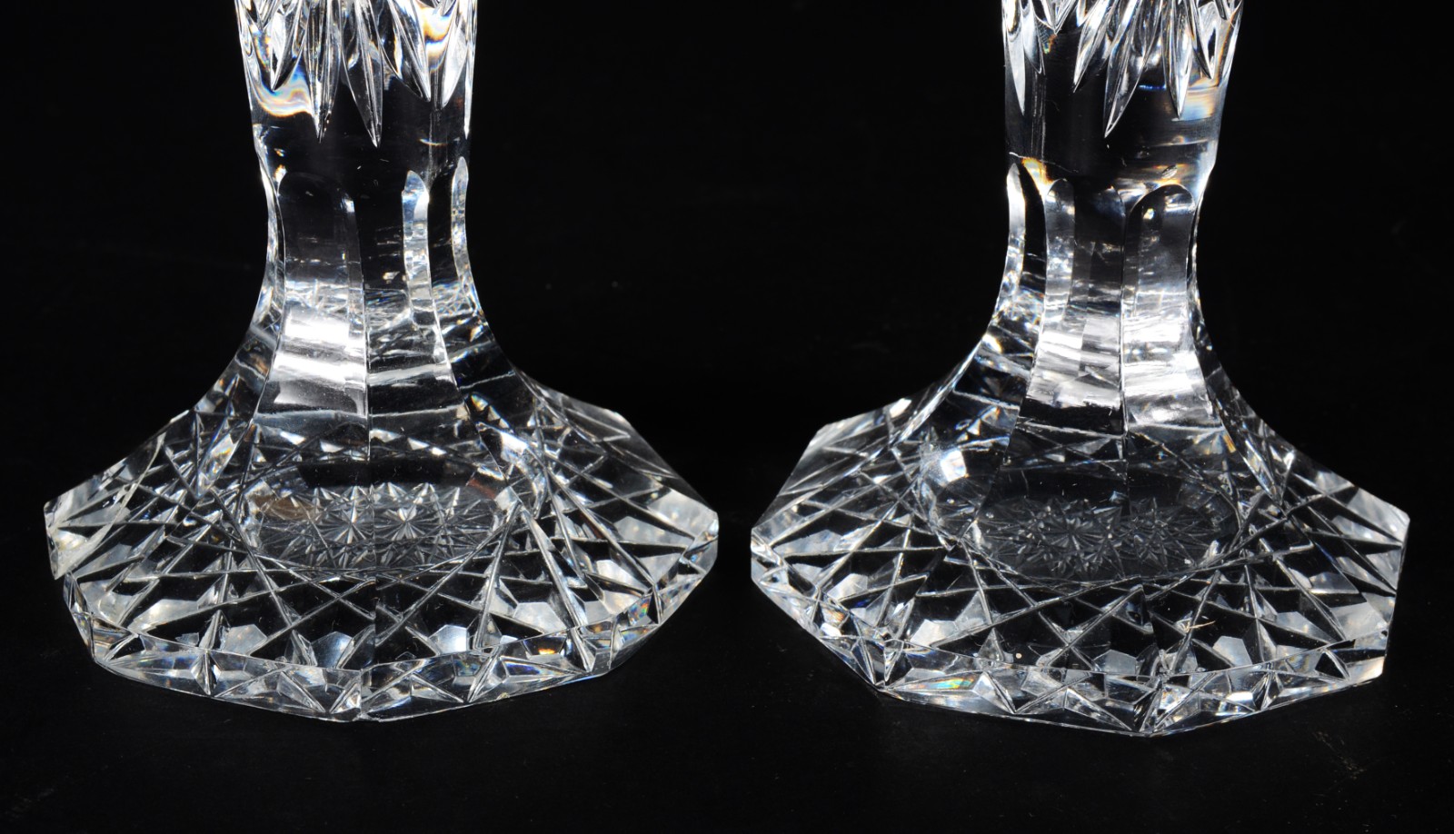 Diversas peças de cristal, sendo: par de castiçais (base colada)... - foto 5 de 10