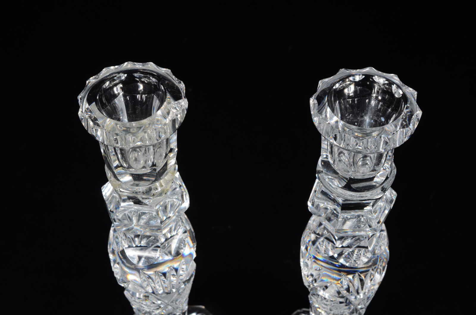 Diversas peças de cristal, sendo: par de castiçais (base colada)... - foto 6 de 10