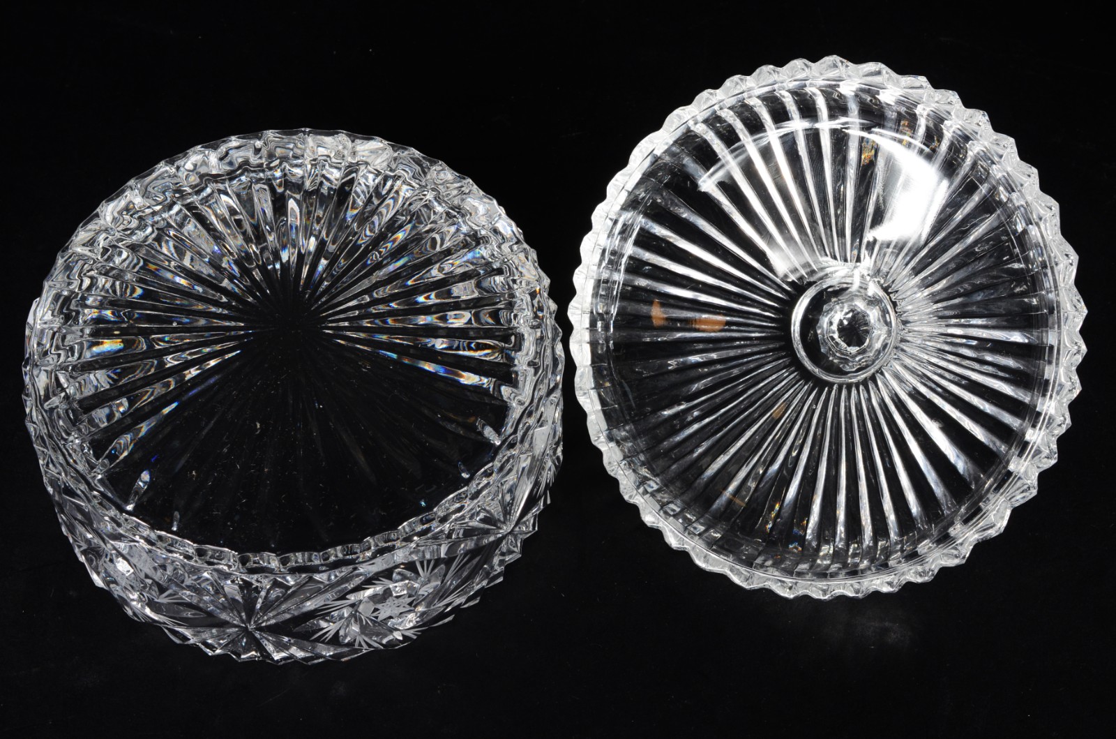 Diversas peças de cristal, sendo: par de castiçais (base colada)... - foto 8 de 10