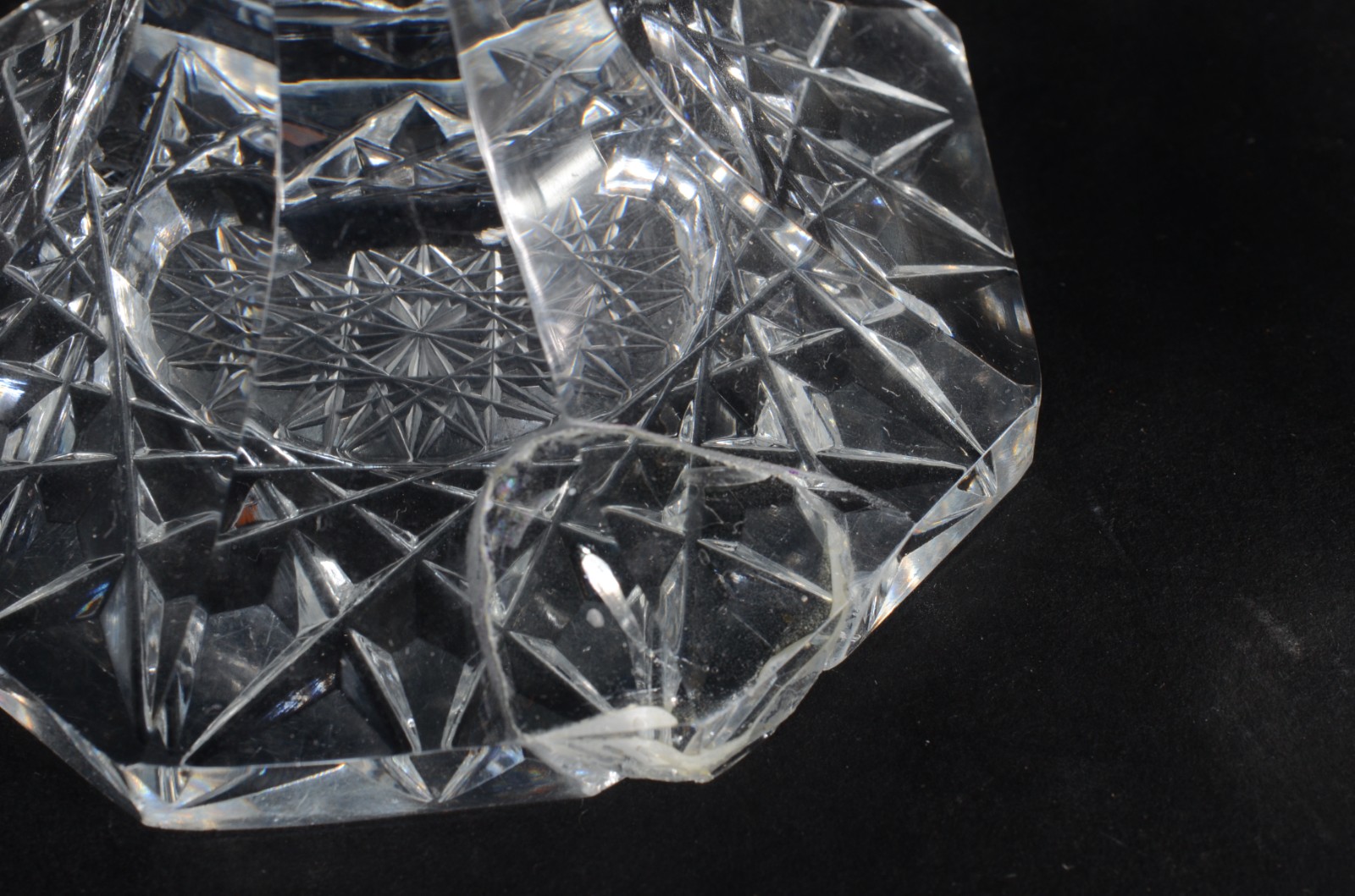 Diversas peças de cristal, sendo: par de castiçais (base colada)... - foto 9 de 10