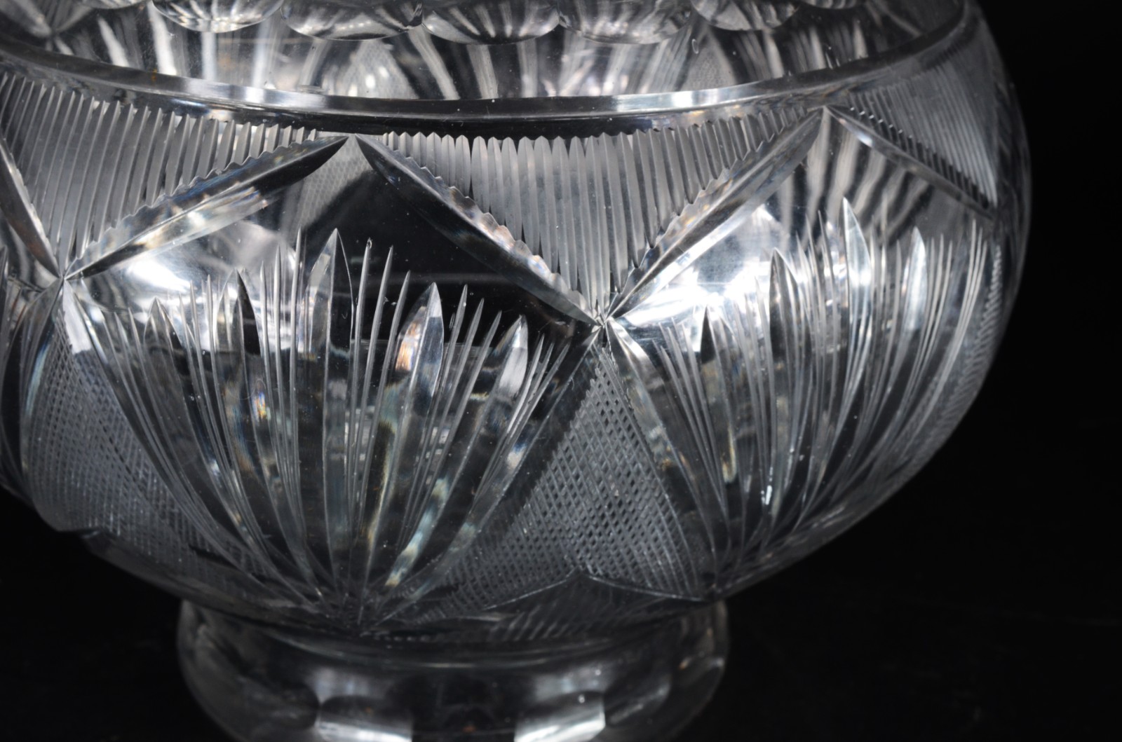 Poncheira com 10 canecas e concha de cristal lapidado. - foto 4 de 10