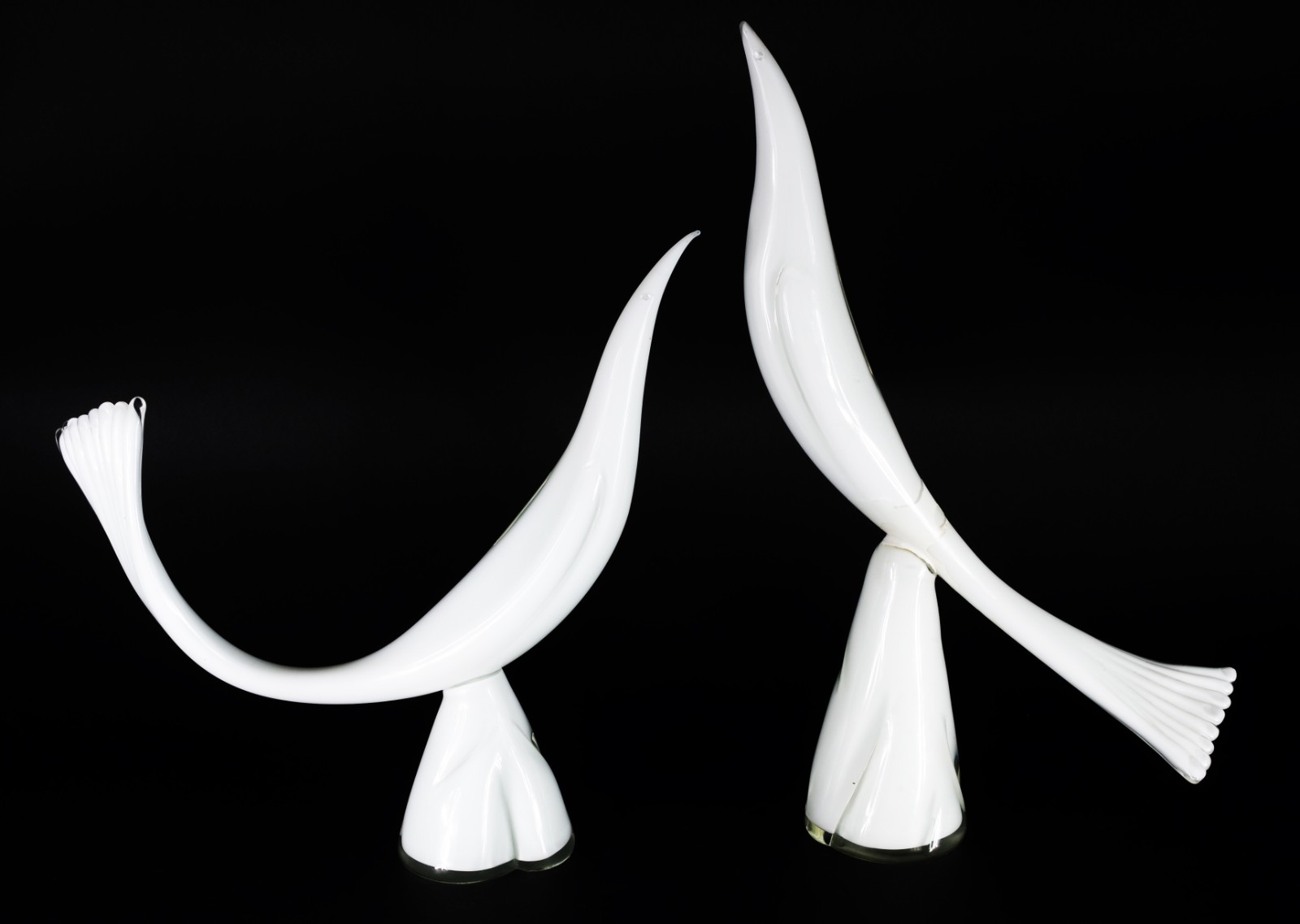 Duas estatuetas de vidro decorativo leitoso branco representando... - foto 1 de 9