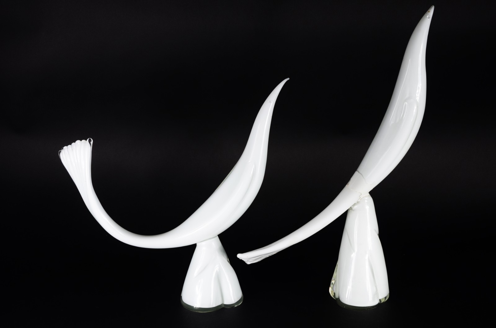 Duas estatuetas de vidro decorativo leitoso branco representando... - foto 2 de 9