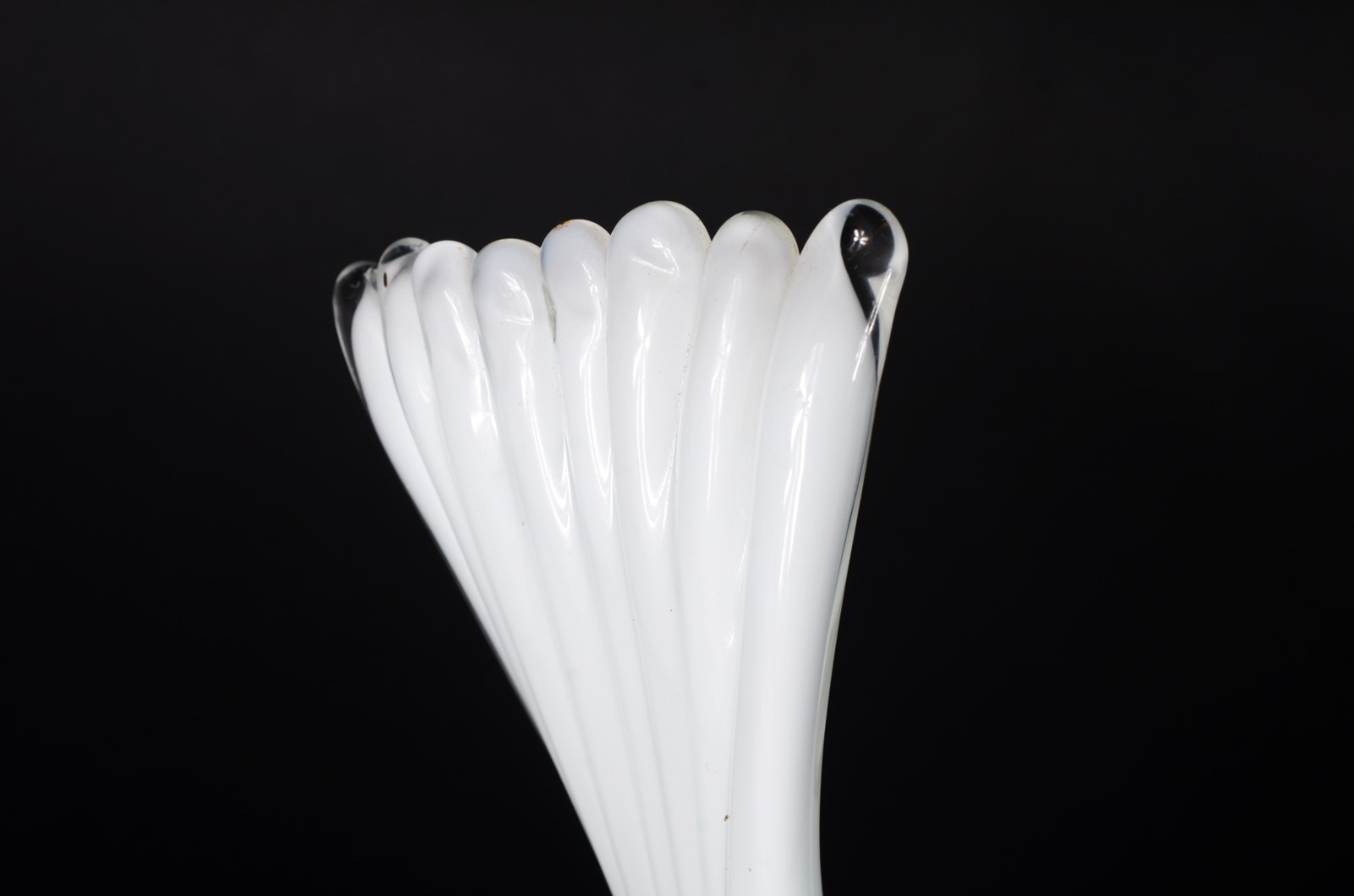 Duas estatuetas de vidro decorativo leitoso branco representando... - foto 3 de 9