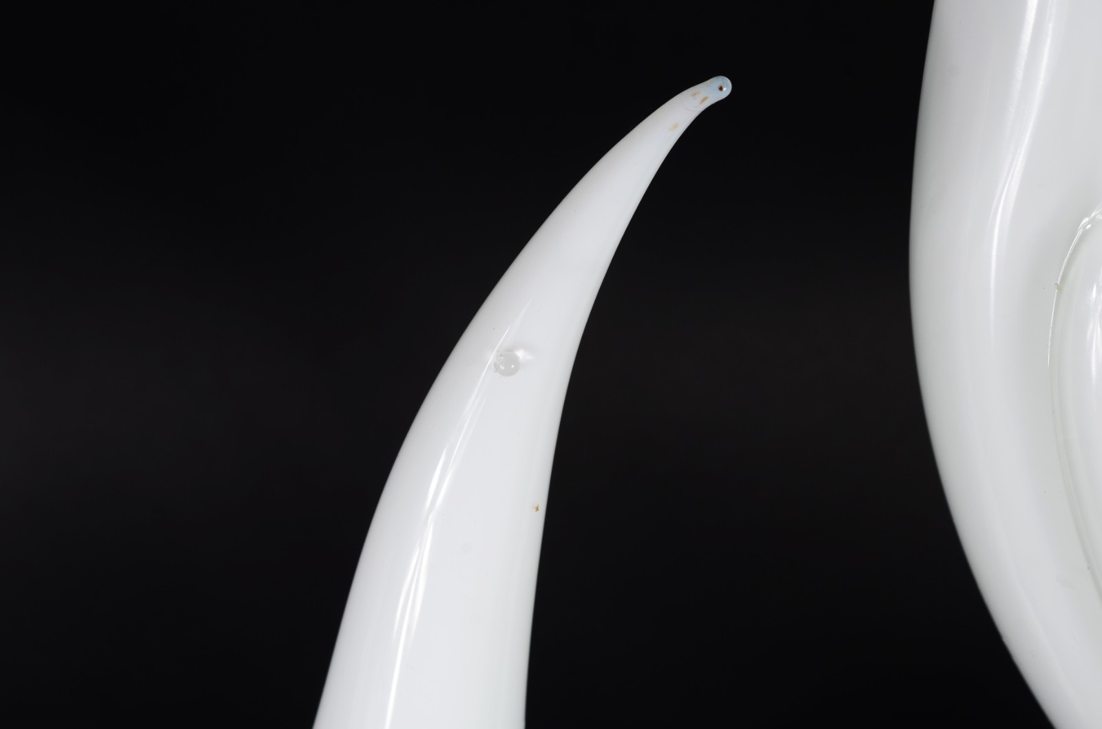 Duas estatuetas de vidro decorativo leitoso branco representando... - foto 4 de 9