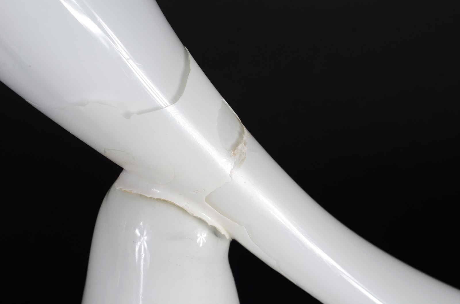 Duas estatuetas de vidro decorativo leitoso branco representando... - foto 5 de 9