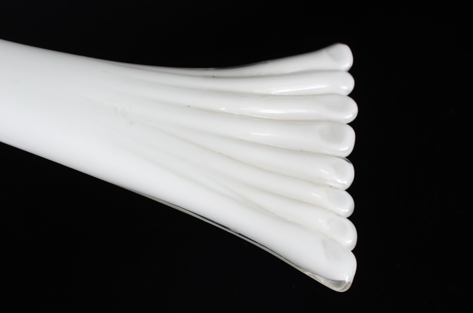 Duas estatuetas de vidro decorativo leitoso branco representando... - foto 6 de 9