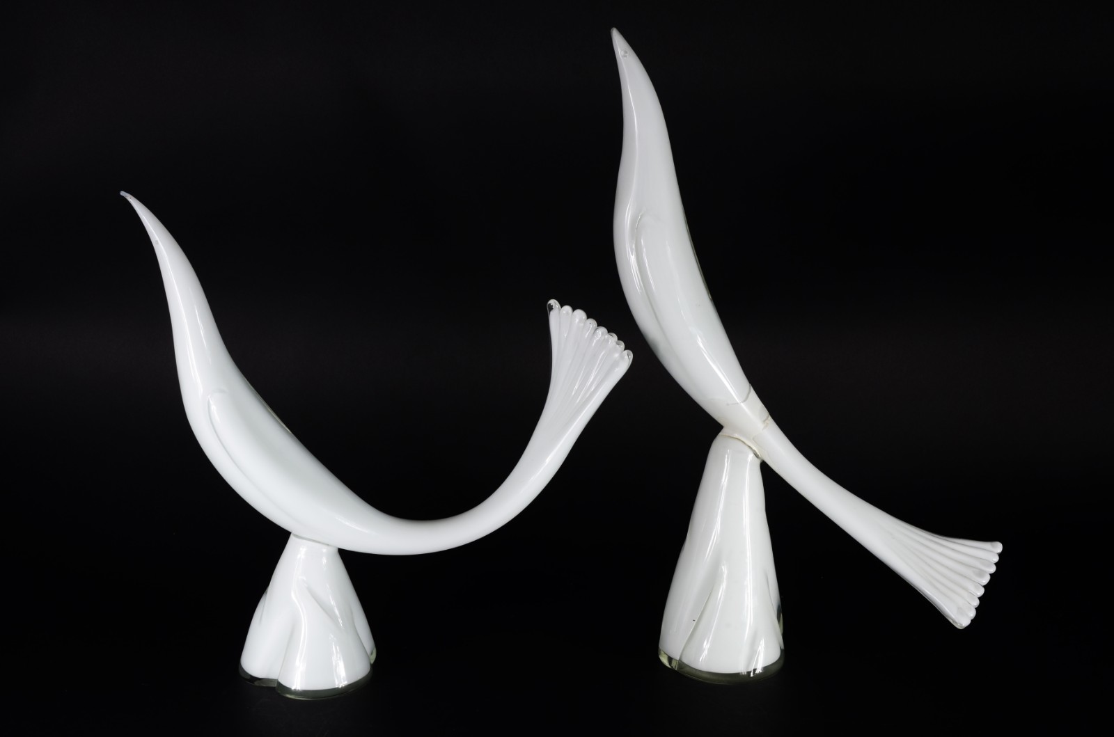 Duas estatuetas de vidro decorativo leitoso branco representando... - foto 7 de 9