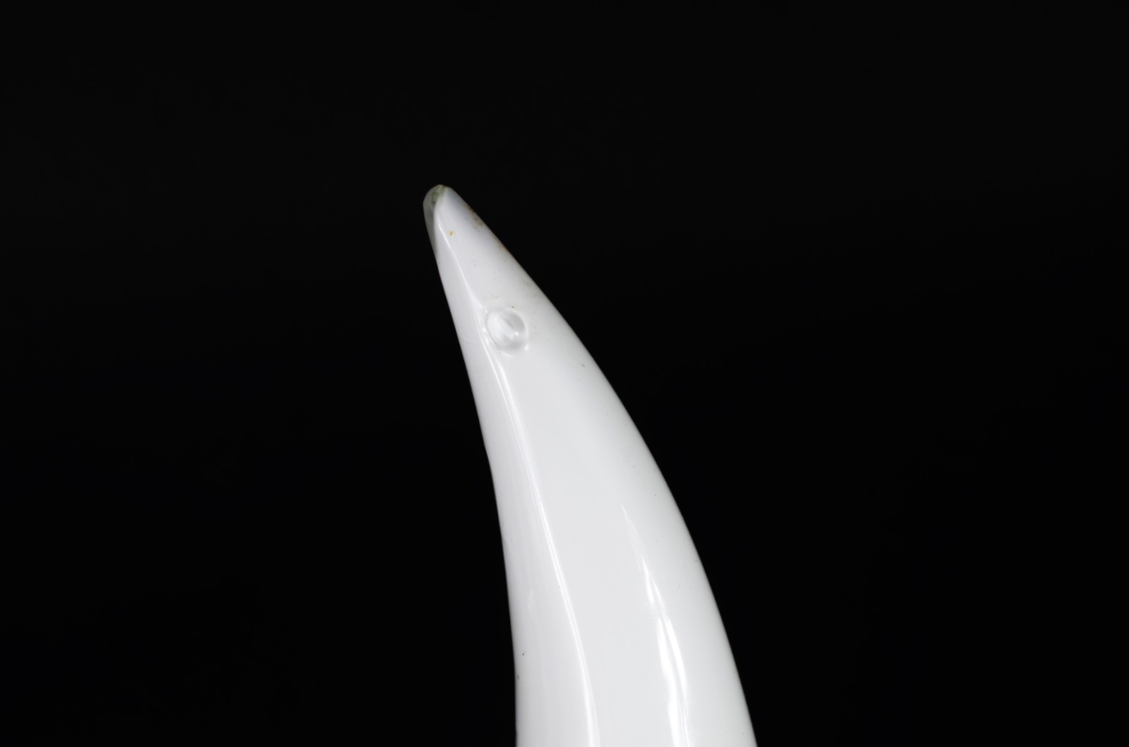 Duas estatuetas de vidro decorativo leitoso branco representando... - foto 8 de 9