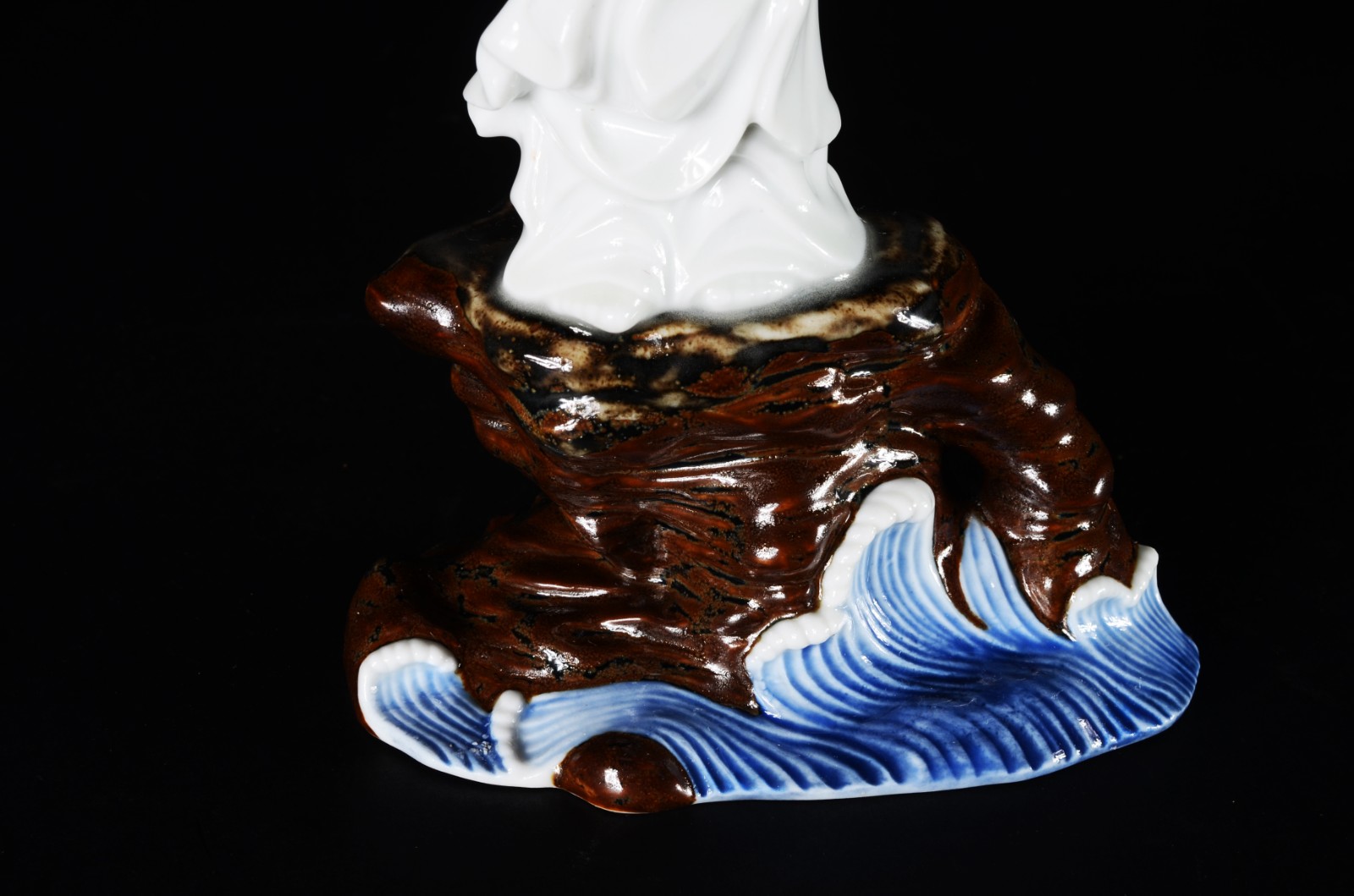 Estatueta de porcelana oriental policromada representando sacerdotisa... - foto 6 de 8