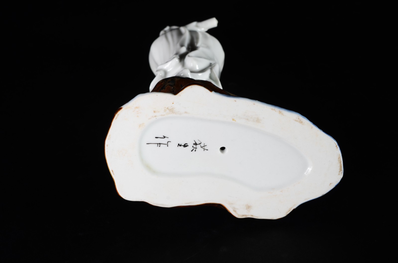 Estatueta de porcelana oriental policromada representando sacerdotisa... - foto 7 de 8