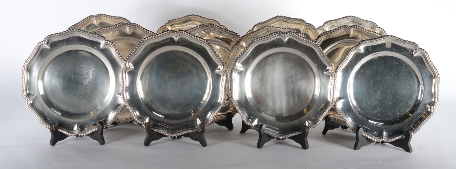 Conjunto com 12 souplats de metal prateado, borda recortada. - foto 1 de 6