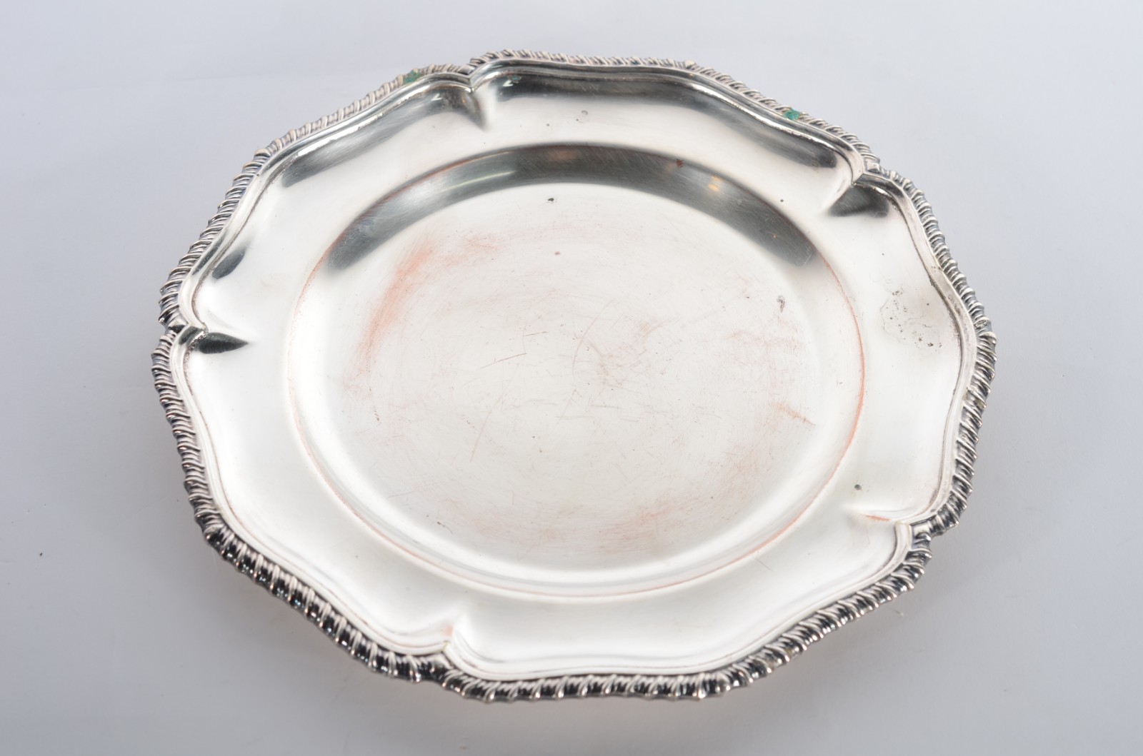 Conjunto com 12 souplats de metal prateado, borda recortada. - foto 2 de 6