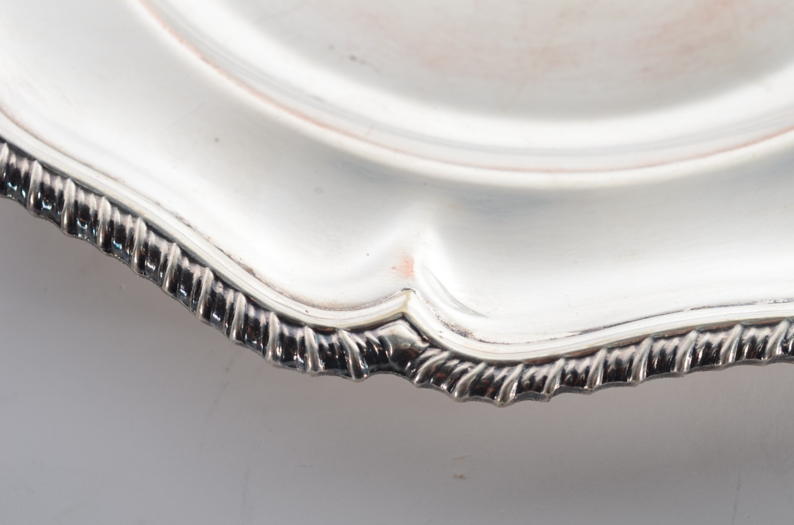 Conjunto com 12 souplats de metal prateado, borda recortada. - foto 3 de 6