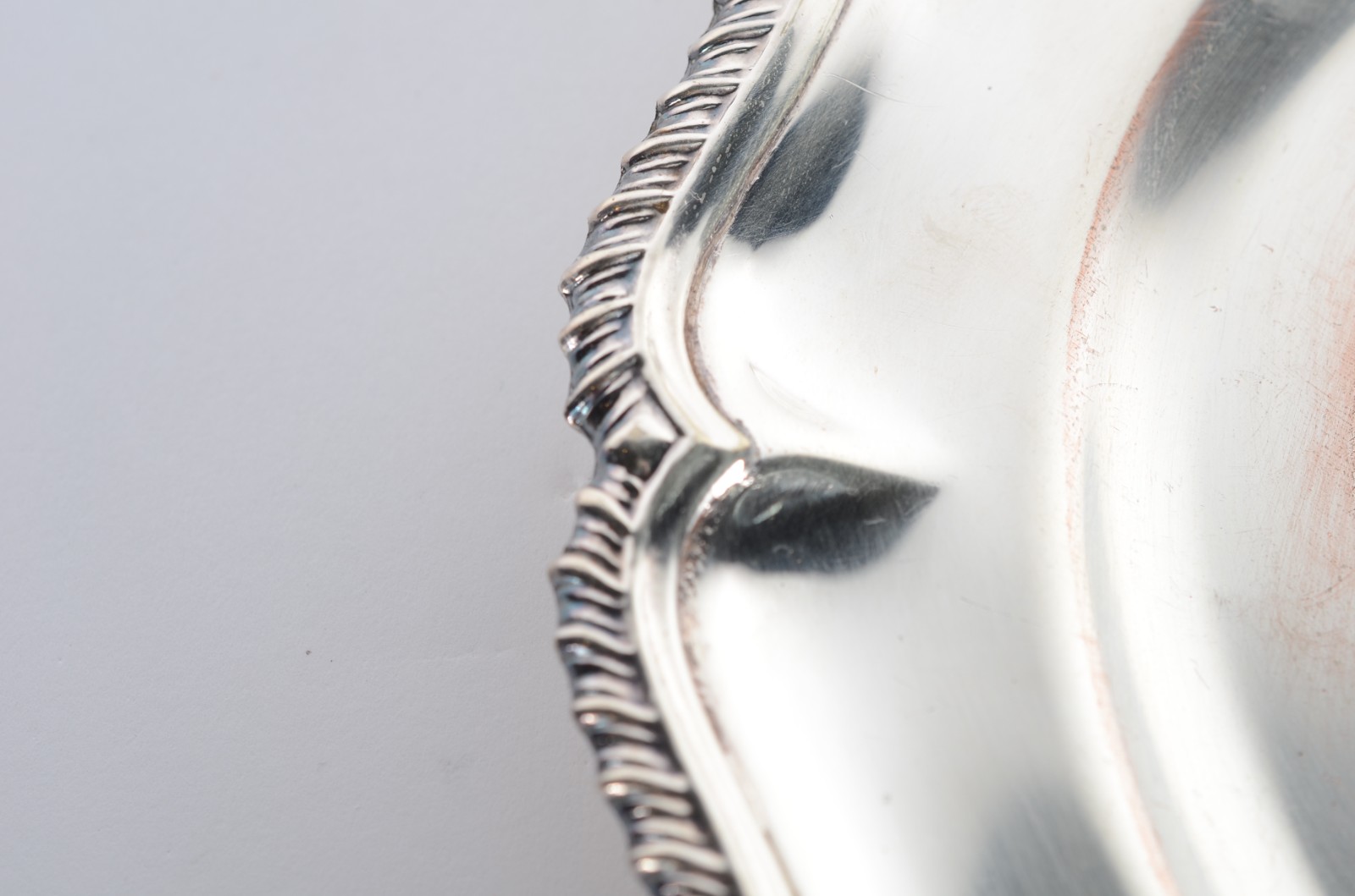 Conjunto com 12 souplats de metal prateado, borda recortada. - foto 4 de 6