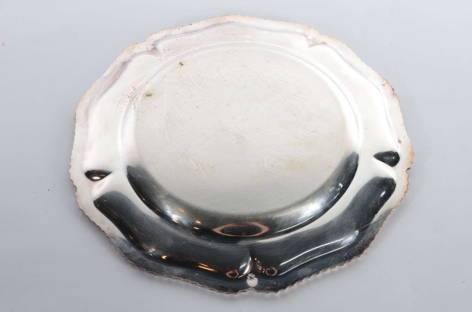 Conjunto com 12 souplats de metal prateado, borda recortada. - foto 5 de 6