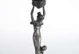 Centro de mesa Art Noveau de metal prateado rep... - Centro de mesa Art Noveau de metal prateado representando figura feminina com criança, prato de cristal verde. Mínimos bicados.