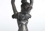 Centro de mesa Art Noveau de metal prateado rep... - Centro de mesa Art Noveau de metal prateado representando figura feminina com criança, prato de cristal verde. Mínimos bicados.