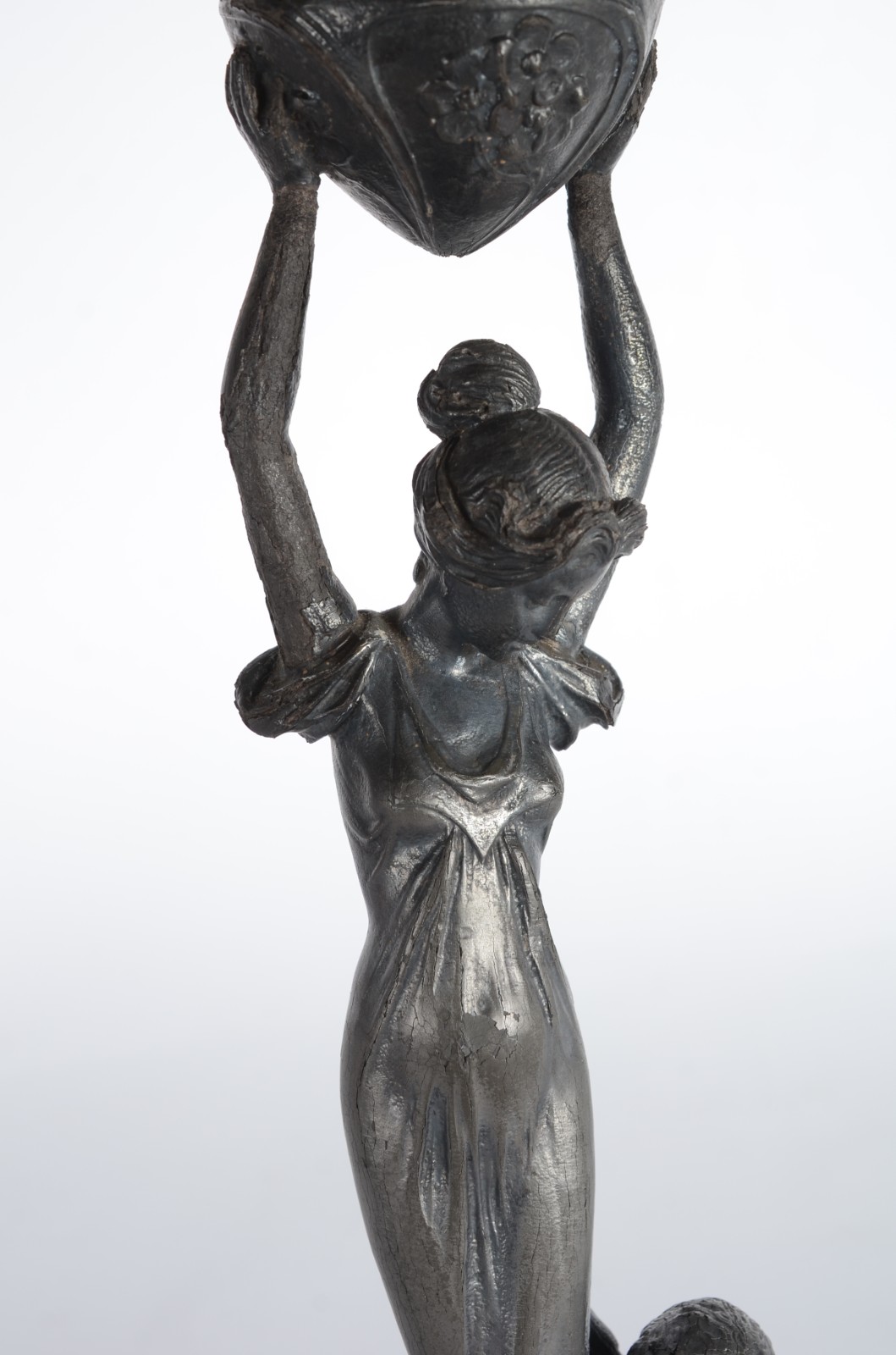 Centro de mesa Art Noveau de metal prateado representando figura... - foto 2 de 9
