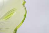 Centro de mesa Art Noveau de metal prateado rep... - Centro de mesa Art Noveau de metal prateado representando figura feminina com criança, prato de cristal verde. Mínimos bicados.