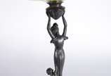 Centro de mesa Art Noveau de metal prateado rep... - Centro de mesa Art Noveau de metal prateado representando figura feminina com criança, prato de cristal verde. Mínimos bicados.