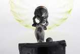 Centro de mesa Art Noveau de metal prateado rep... - Centro de mesa Art Noveau de metal prateado representando figura feminina com criança, prato de cristal verde. Mínimos bicados.