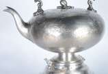 Samovar de metal espessurado a prata com guirla... - Samovar de metal espessurado a prata com guirlandas cinzeladas, pega da tampa na forma de fruto, pés em concheados. Pequenos amassados e um dos ...