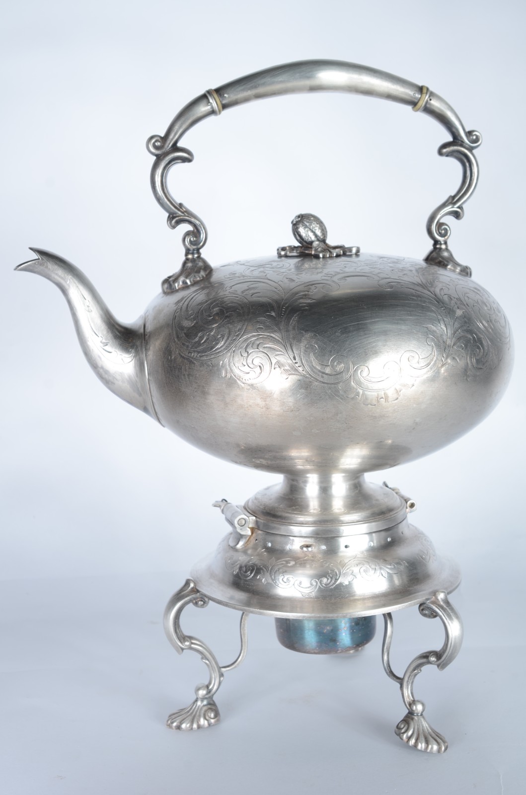Samovar de metal espessurado a prata com guirlandas cinzeladas, pega... - foto 1 de 7