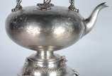 Samovar de metal espessurado a prata com guirla... - Samovar de metal espessurado a prata com guirlandas cinzeladas, pega da tampa na forma de fruto, pés em concheados. Pequenos amassados e um dos ...